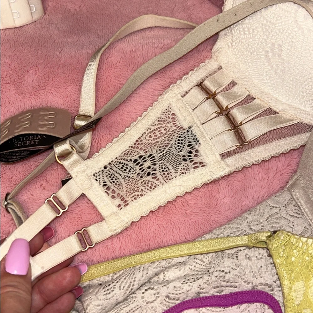 11 Victoria Secret bras (sold all together) 32C - Picture 10 of 13